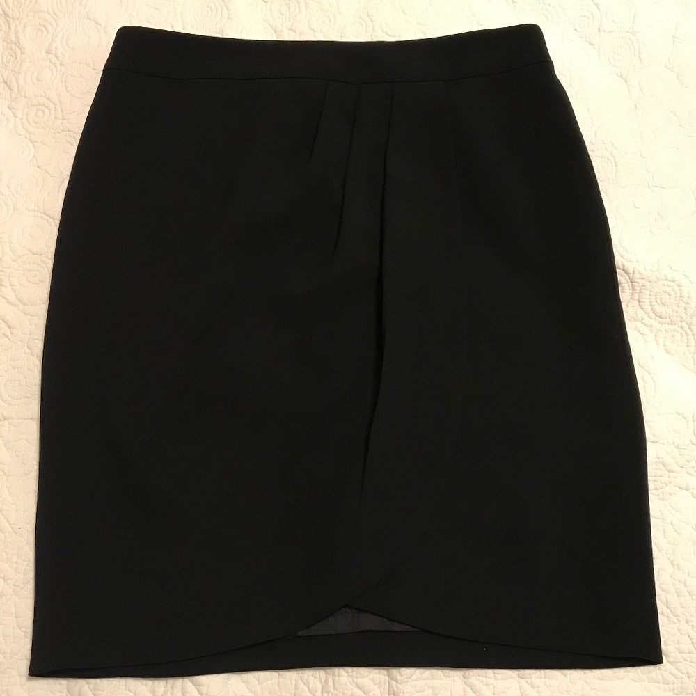 Beautiful AnnTaylor fully lined black skirt with tulip design front (8P)